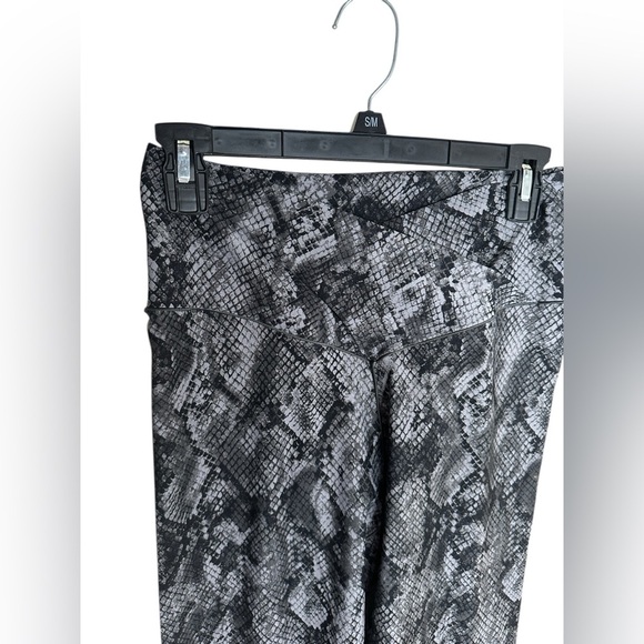 Aerie Offline Real Me High-Waisted
Crossover Legging Gray Black Snake Print XL - Picture 3 of 9